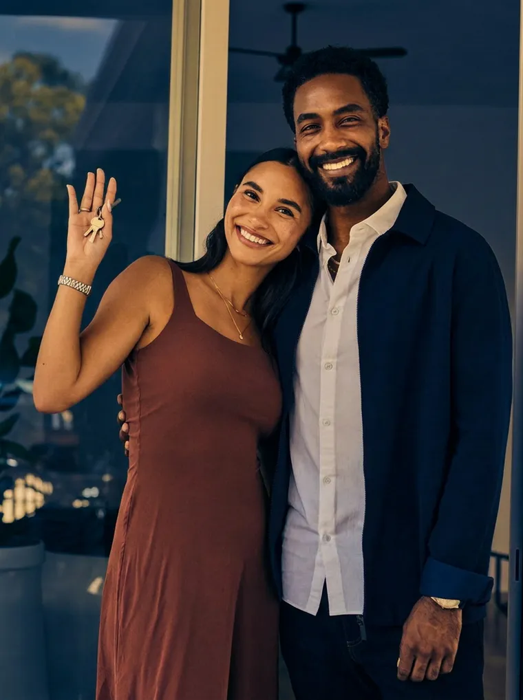 Casal recebendo as chaves do imóvel